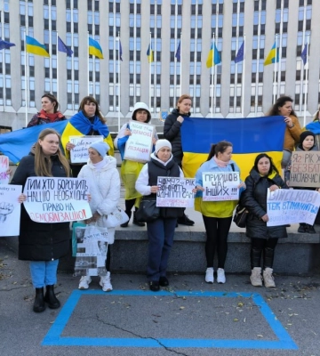 У середмісті Дніпра дружини українських бійців вимагали встановити чіткі строки військової служби