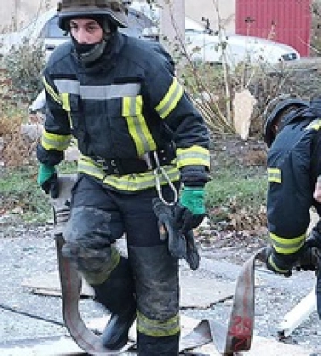 Росіяни вдруге обстріляли бібліотеку в Херсоні, де гасили пожежу: фото