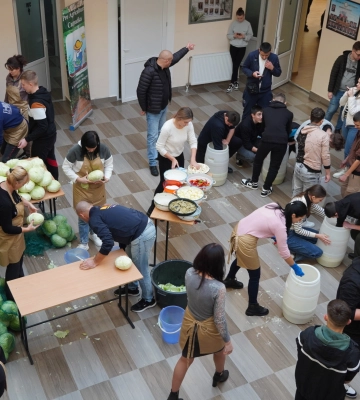 Учні Закарпатського угорського ліцею за підтримки фермерів заквасили капусту для навчального закладу