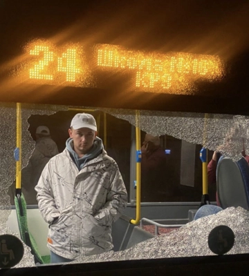 У Луцьку неповнолітні кинули камінь у маршрутку і розбили вікно: поліція шукає хуліганів
