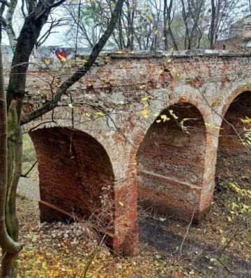 На Рівненщині із замку вивозять старовинну цеглу на будівництва
