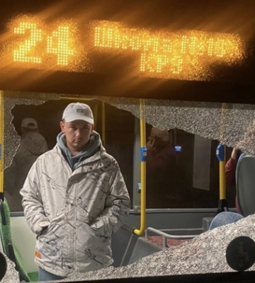 Поліція розшукує хуліганів, які у Луцьку розбили каменем вікно маршрутки
