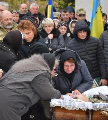 Замість весільного кортежа - жалобний. На Рівненщині попрощалися з молодим воїном (ФОТО)