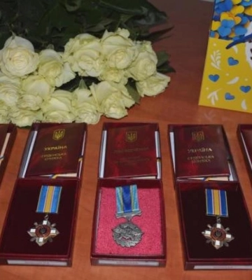 Посмертні нагороди п‘ятьох захисників з Рівненщини вручили їхнім рідним