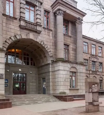 Языковой скандал: в Днепре преподавательница вуза требовала от студентки общаться на русском