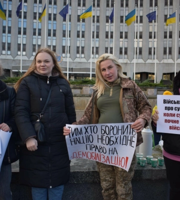 &quot;Дайте шанс відновитись&quot;: у Дніпрі дружини військових заявили, що демобілізація не зашкодить обороноздатності