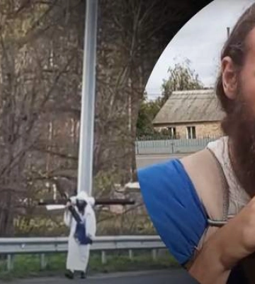 В сторону Киева идет мужчина с огромным крестом: что на самом деле происходит
