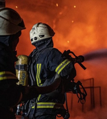 У Києві спалахнула пожежа: в Дарницькому районі горить склад