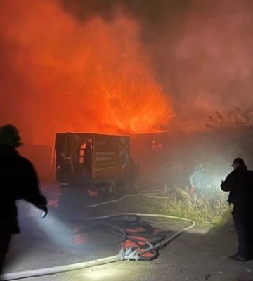 У Києві горить склад з будматеріалами, є постраждалий: перші подробиці