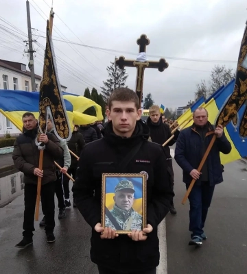 Громада на Рівненщині оплакала 49-річного солдата, чиє життя обірвав ворожий обстріл (ФОТО)