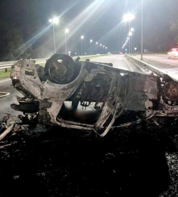 На Київщині водій врізався у відбійник і згорів в автомобілі (ФОТО)