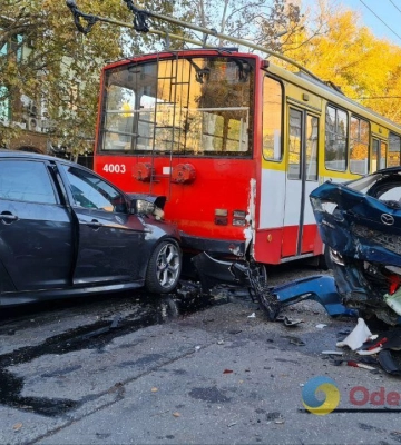 В Одесі на Таїрова зіткнулися два авто та тролейбус – постраждав один з водіїв