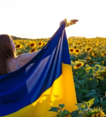 Кримчанку змусили вибачатися за фото з синьо-жовтими предметами