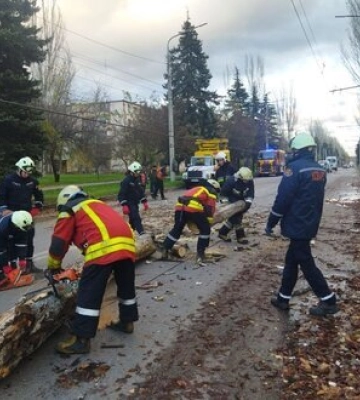 Внаслідок негоди знеструмлено 153 населені пункти у 7 областях України, - ДСНС. ФОТОрепортаж