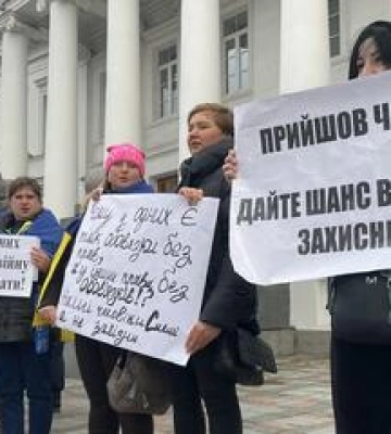 Полтавки вдруге провели мирний пікет з вимогою визначити терміни служби військових