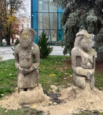 Фігури половецьких баб у Харкові пошкодили невідомі. Поруч знайшли сокиру. ФОТОрепортаж