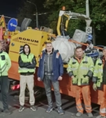 Молоді вчені Луцького національного технічного університету наглядають, як проводять дорожні роботи у місті