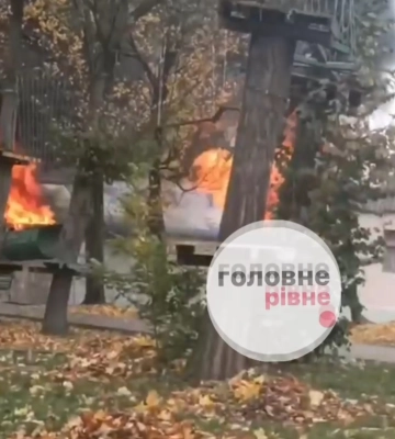 У Сарнах - палає в центрі міста