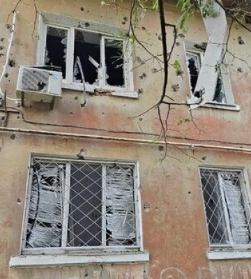 Троє людей зазнали поранень унаслідок обстрілу росіянами центру Херсону. ФОТОрепортаж