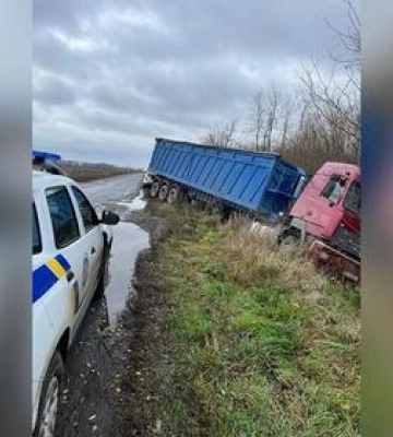 На Полтавщині вантажівка злетіла з дороги