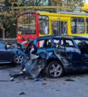 В Одесі на Таїрова зіткнулися два авто та тролейбус – постраждав один з водіїв