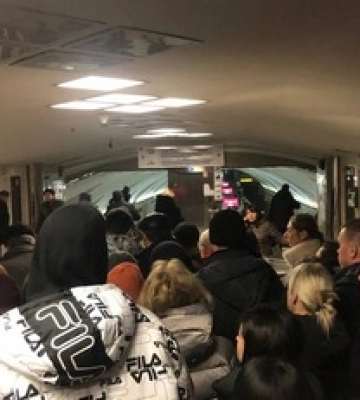 В київському метро колапс: на одній зі станцій зібралися величезні черги, відео