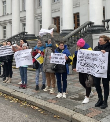 Полтавки вдруге провели мирний пікет з вимогою визначити терміни служби військових
