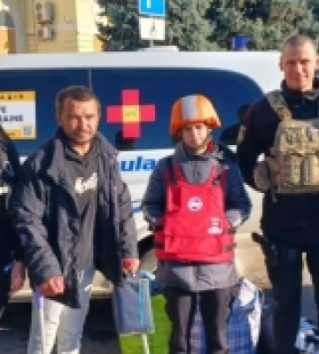 Під обстрілами  поліція Херсонщини  евакуювала маломобільного чоловіка разом із неповнолітнім сином