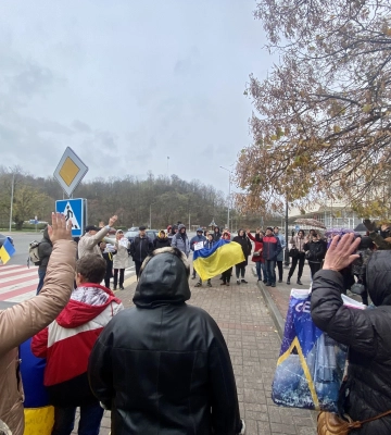 Жителі Канева вийшли під міську раду. З ними зустрівся мер Жителі Канева вийшли під міську раду. З ними зустрівся мер