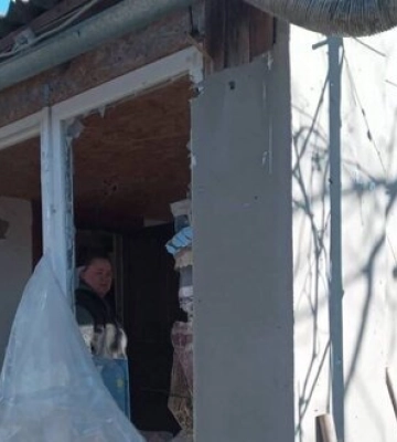 Ворог обстріляв селище на Бериславщині, пошкоджено будинки та автівки. ФОТОрепортаж