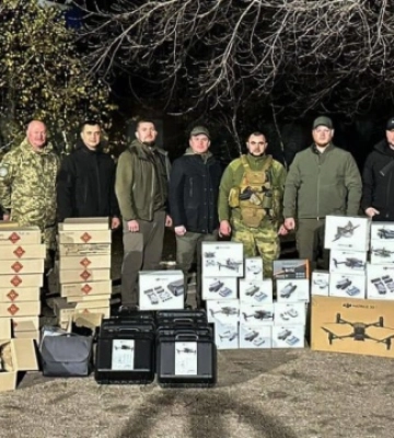 Представники Київщини передали бійцям пікап, дрони та тепловізори
