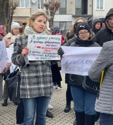 «Влада ігнорує народ»: на Волині вчителі сільського ліцею не визнають призначення нової директорки
