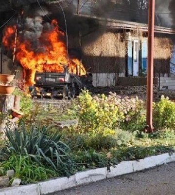 Рашисти вдарили по лікарні у Херсоні: Знищено &quot;швидку&quot; та інші авто. ФОТО