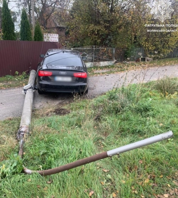 Патрульні розшукали водія легковика, який неподалік Луцька влетів в електроопору