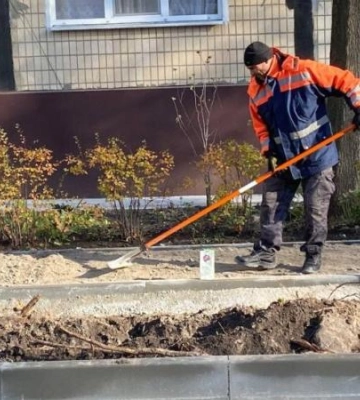 «Яскравий приклад комплексного оновлення дворів»: у Дніпрі продовжують ремонтувати двір біля «Китайської стіни»Комунальні&amp;hellip;