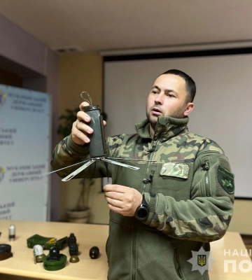 У Мукачеві поліцейські провели заняття з особистої безпеки для студентів місцевого університету