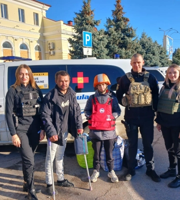 Під обстрілами  поліція Херсонщини  евакуювала маломобільного чоловіка разом із неповнолітнім сином