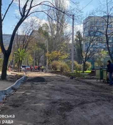 «Яскравий приклад комплексного оновлення дворів»: у Дніпрі продовжують ремонтувати двір біля «Китайської стіни»Комунальні служби міста Дніпра продовжують виконувати ремонт двору, що розташований поруч із найбільшим будинком у місті, відомим як &quot;Китайська