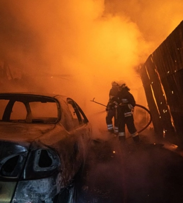 У Києві ліквідовано масштабну побутову пожежу на складі будматеріалів (ВІДЕО)