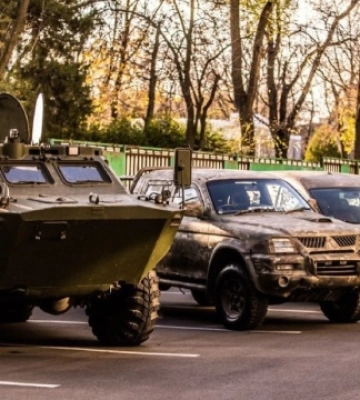 На Дніпропетровщині військовим передали бронемашину та автівки