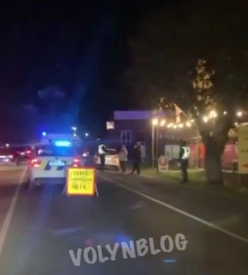 Біля Луцька автівка збила чоловіка, його госпіталізували