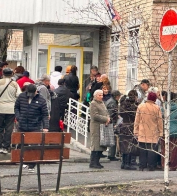В Мелитополе новый вид бизнеса - на пенсионерах в очередях зарабатывают «решалы» 