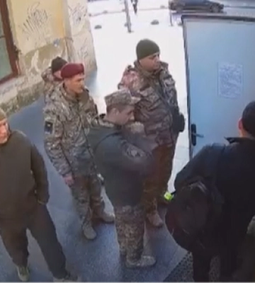Семеро працівників ТЦК «мобілізували» паркувальника у Львові. Відео