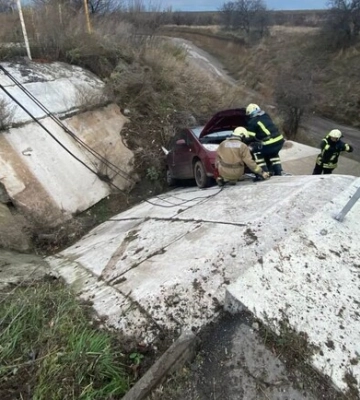 У Запоріжжі водій з’їхав у кювет поблизу моста: авто витягали за допомогою крану (ФОТО)