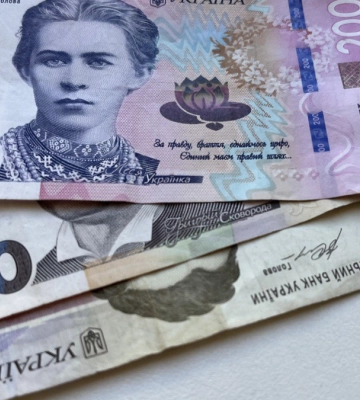 Родичка попросила позичти гроші. Прикарпатець віддав аферистам 19 тисяч гривень