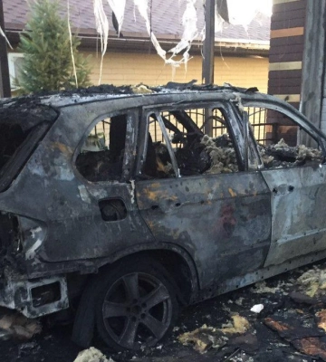 У Дніпрі в АНД районі вщент згорів позашляховик BMW Х5