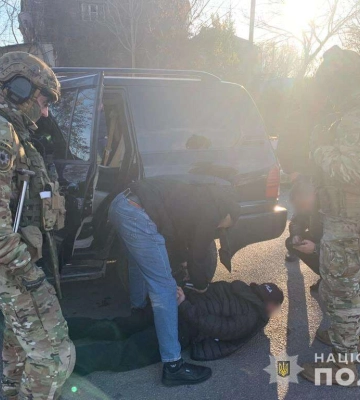 Через майновий конфлікт. У Дніпрі злочинці кинули гранату в чоловіка, їх затримала поліція