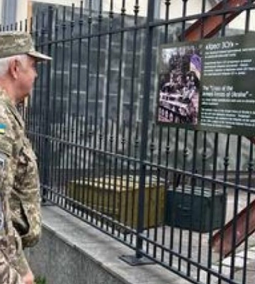 Тепер із табличкою: у Дніпрі підписали пам&#039;ятний знак «Хрест ЗСУ»