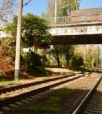 Переїжджала колії: в Одесі під колесами потяга загинула велосипедистка