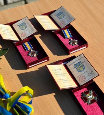 Пам`ять та повага: у Костополі посмертно нагородили українських військових за їхні подвиги (ВІДЕО)